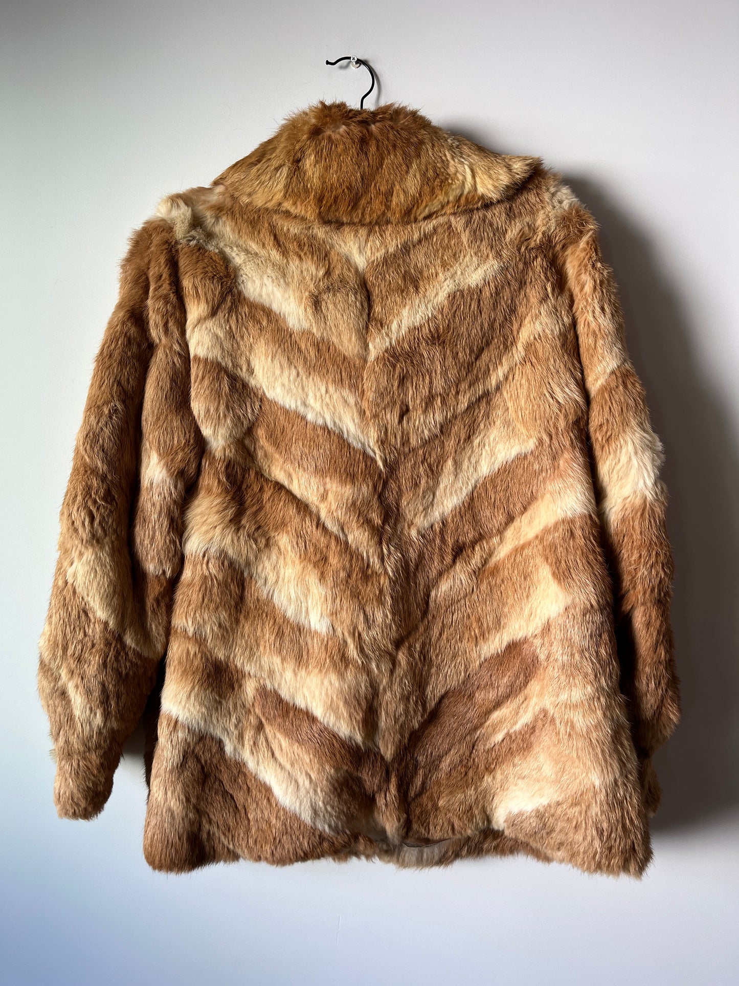 Manteau en fourrure rayé beige et blanc