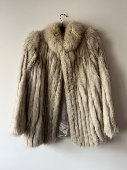 Manteau en fourrure galonné blanc