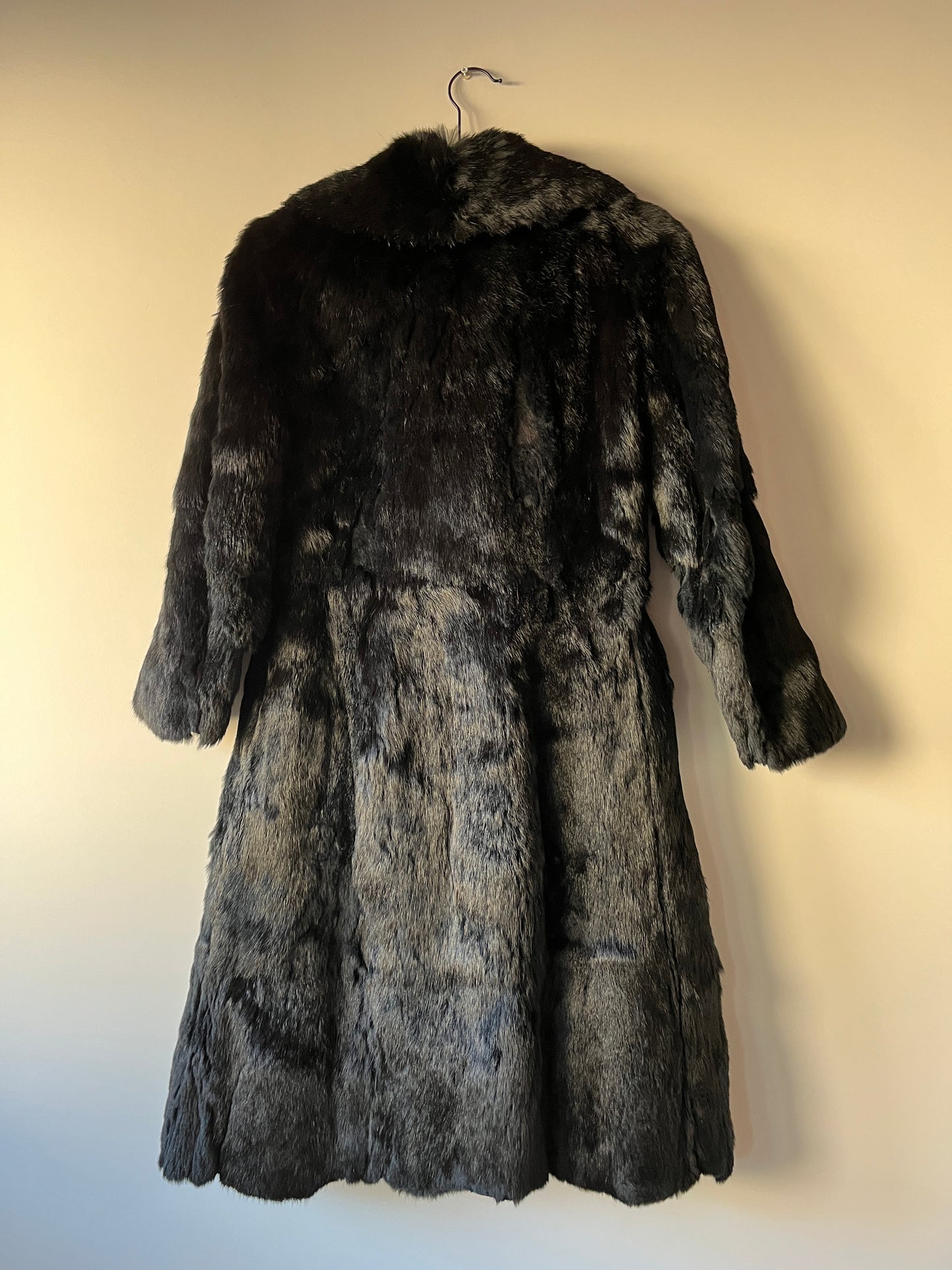 Manteau long noir en fourrure