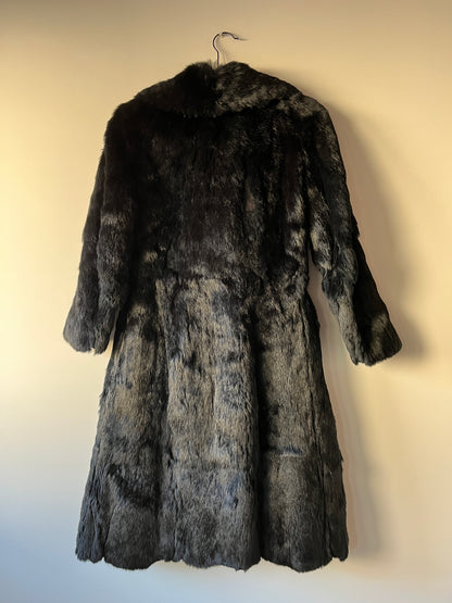 Manteau long noir en fourrure