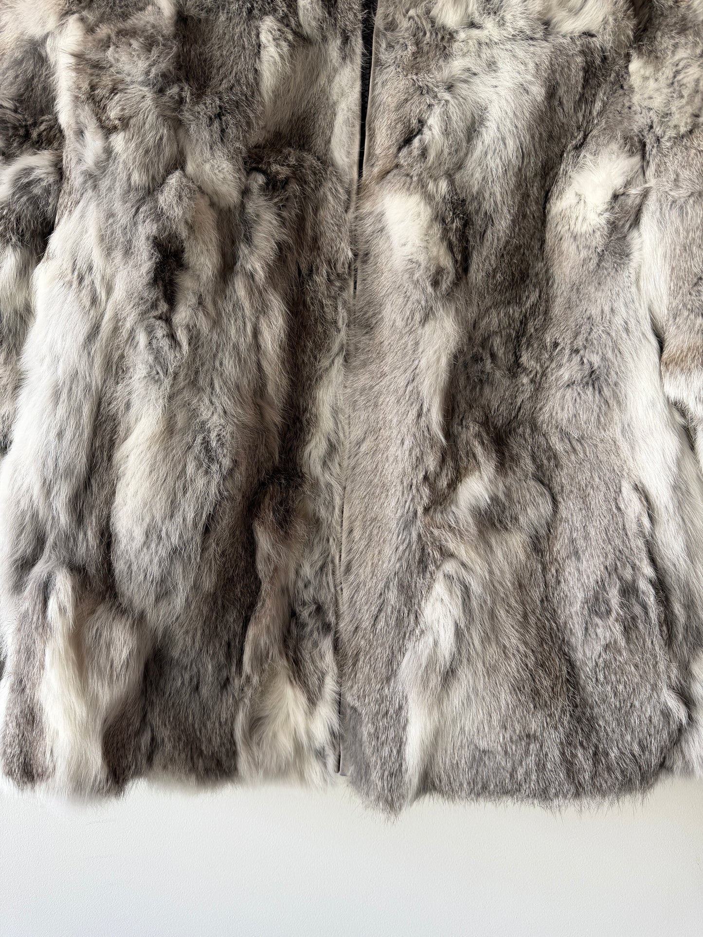 Veste en fourrure grise et blanche