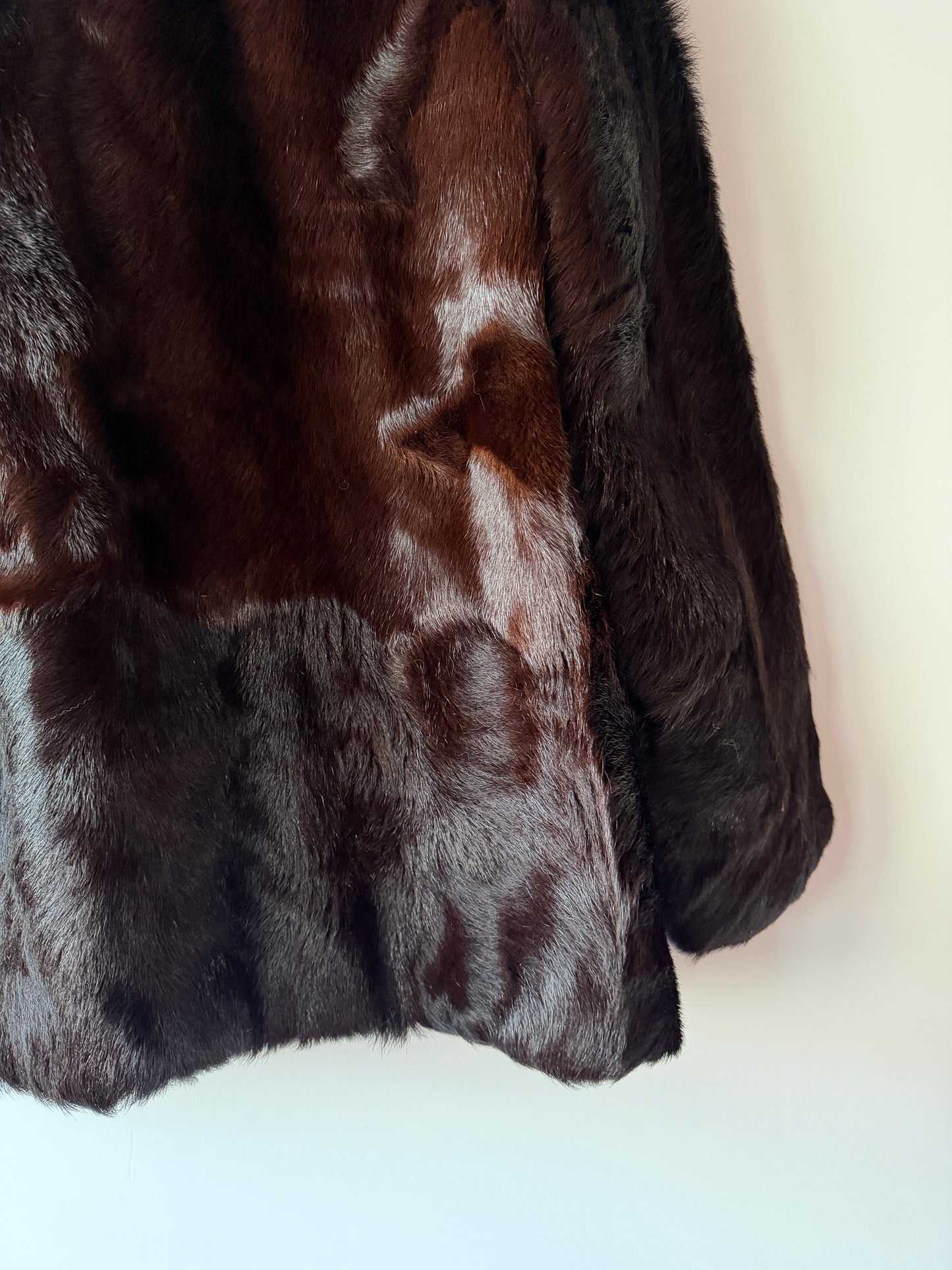 Manteau en fourrure marron et col roux