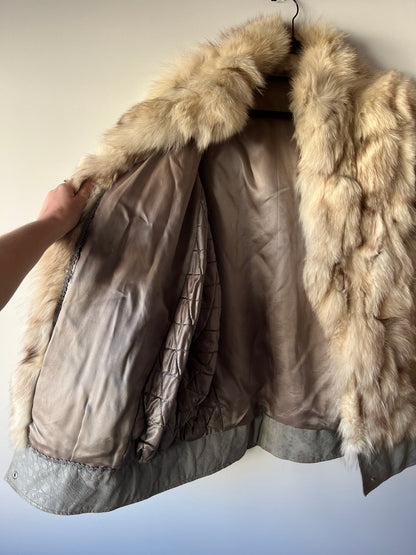 Veste en fourrure blanche et manches en cuir