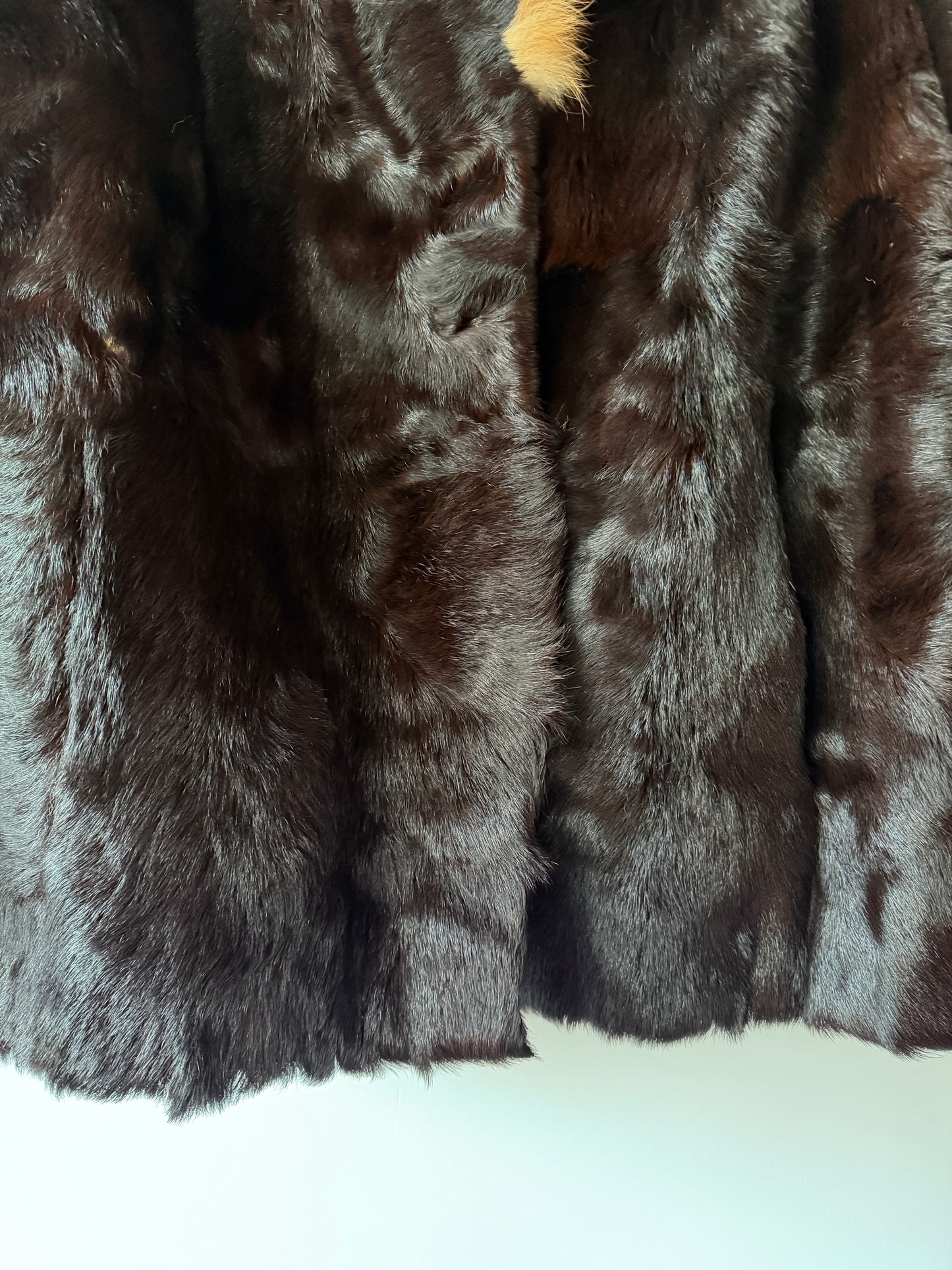 Manteau en fourrure marron et col roux