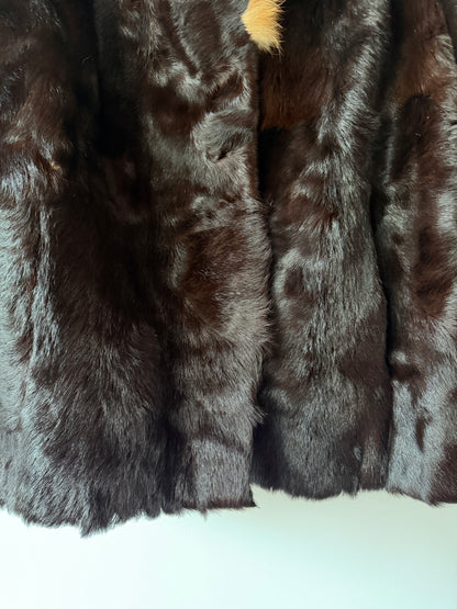 Manteau en fourrure marron et col roux