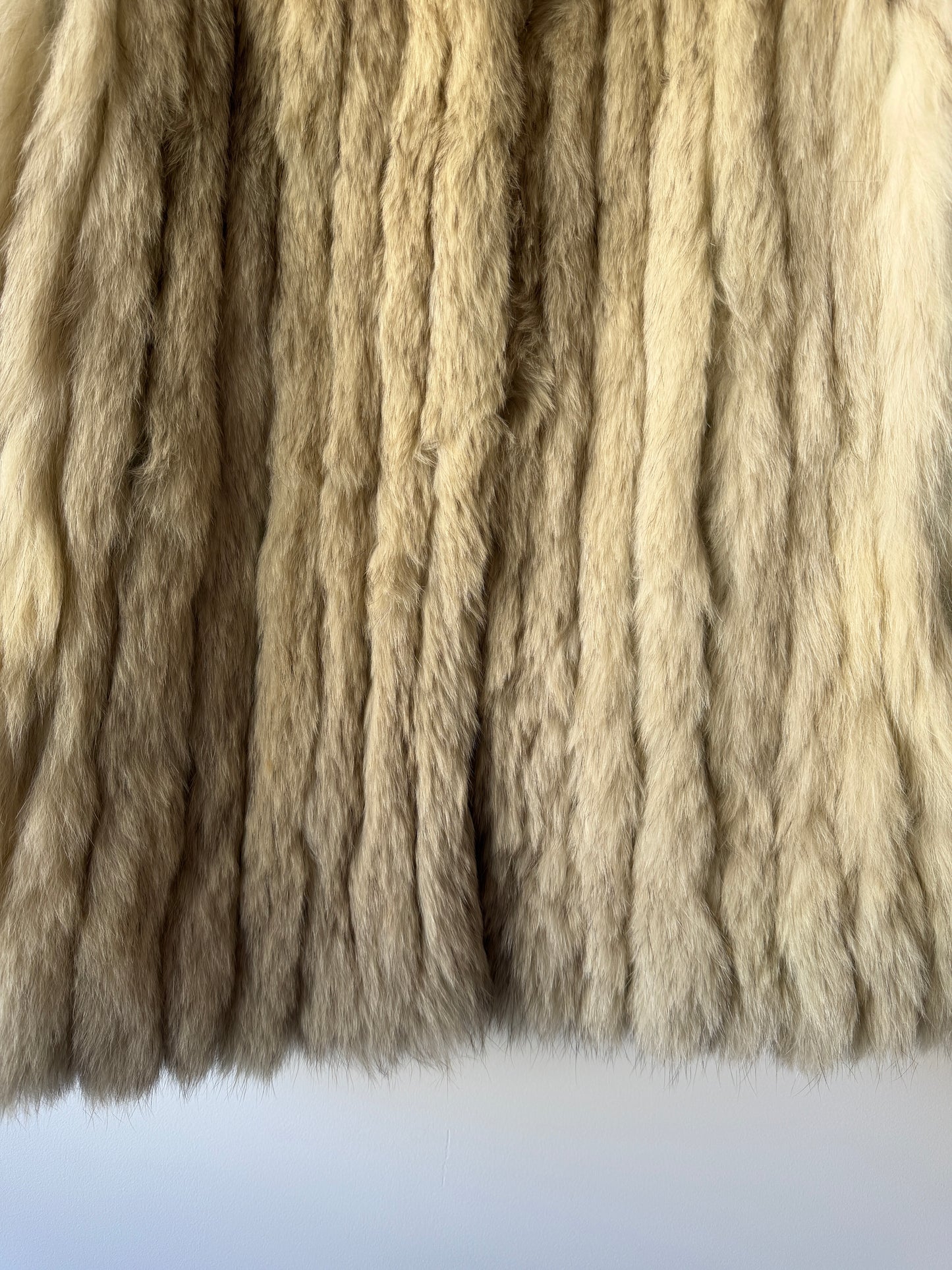 Manteau en fourrure galonné blanc