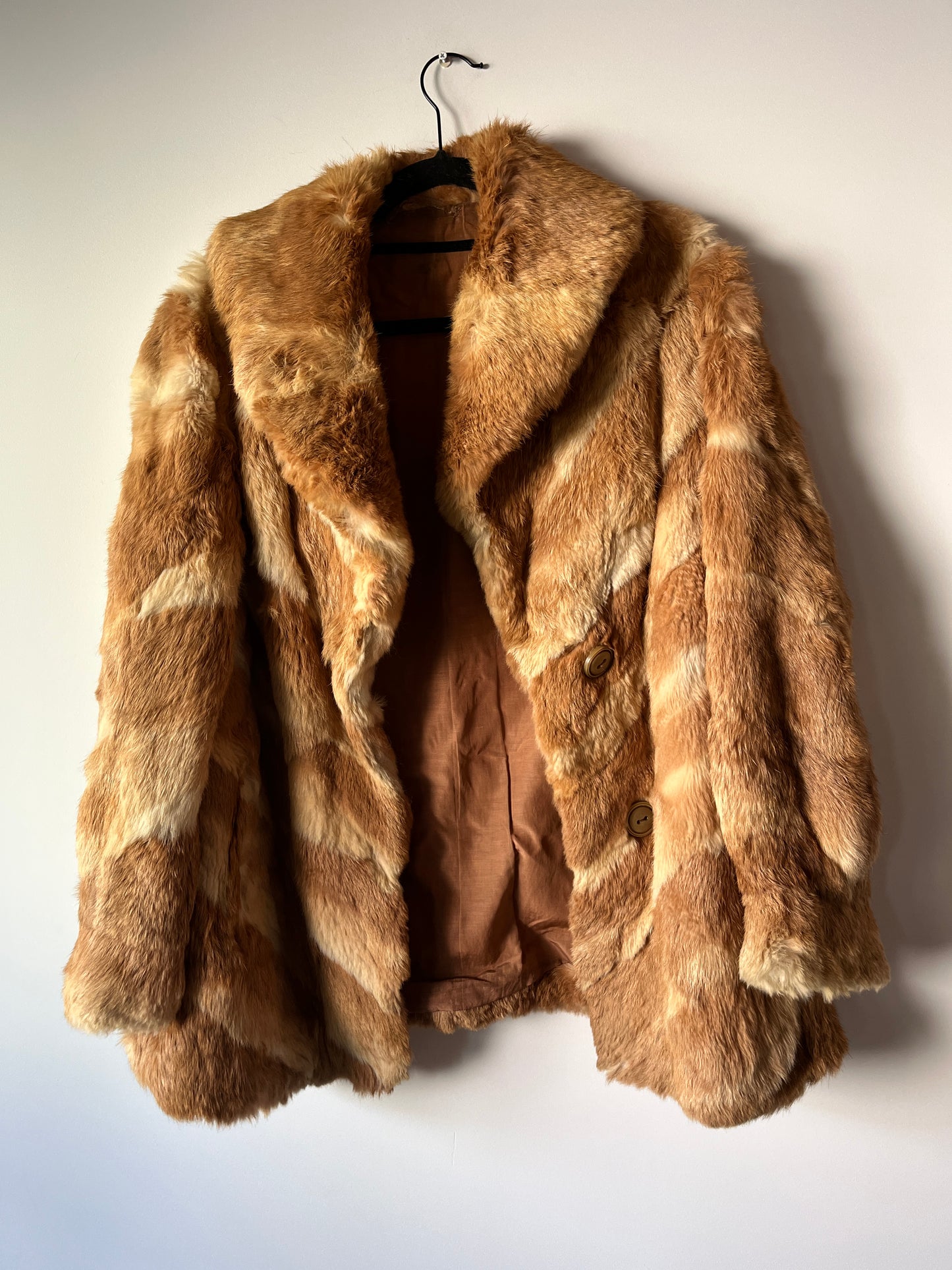 Manteau en fourrure rayé beige et blanc