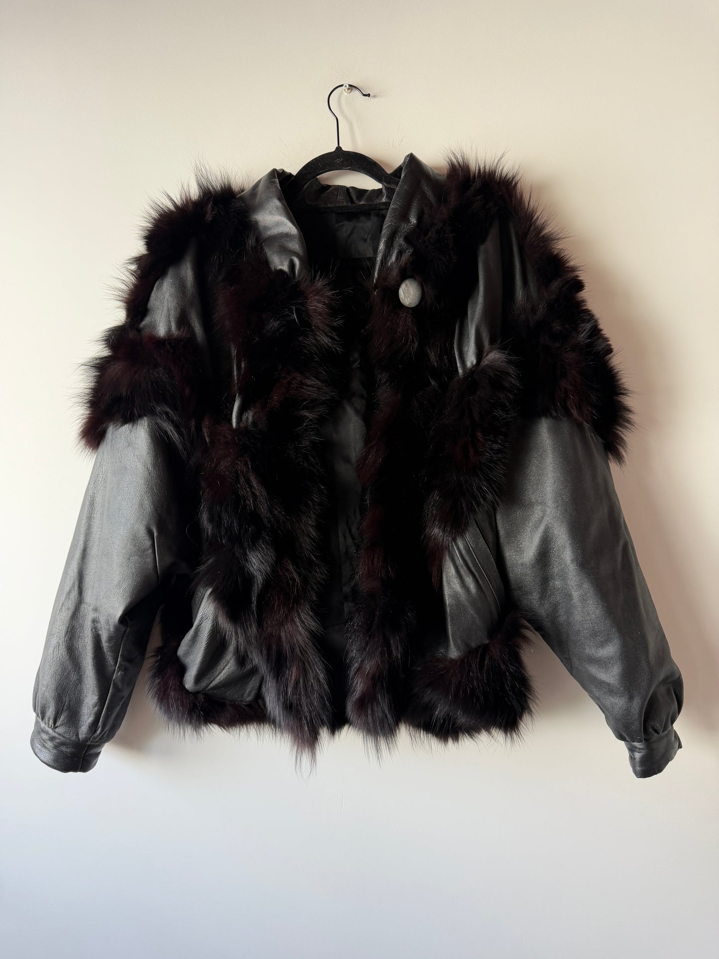 Veste en cuir et fourrure à manches chauve-souris