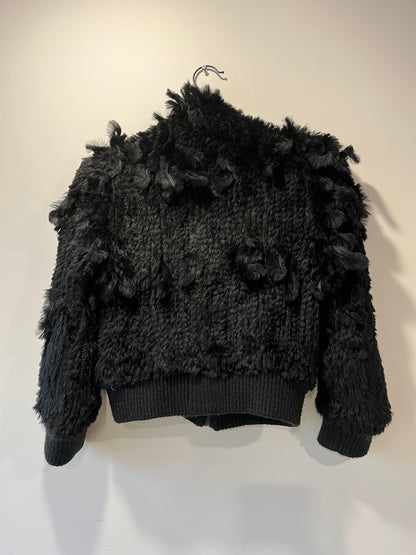 Veste en fourrure noire tressée