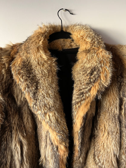 Manteau en fourrure grise, fauve et beige