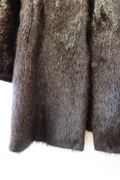 Manteau en fourrure marron foncé