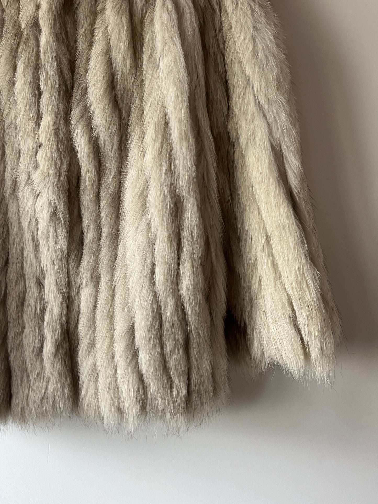 Manteau en fourrure galonné blanc