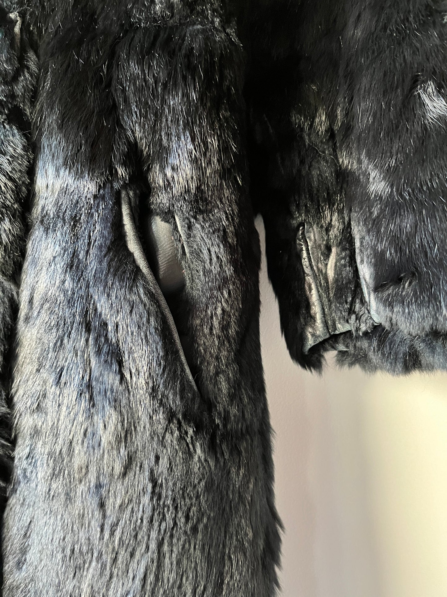 Manteau long noir en fourrure