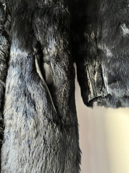 Manteau long noir en fourrure