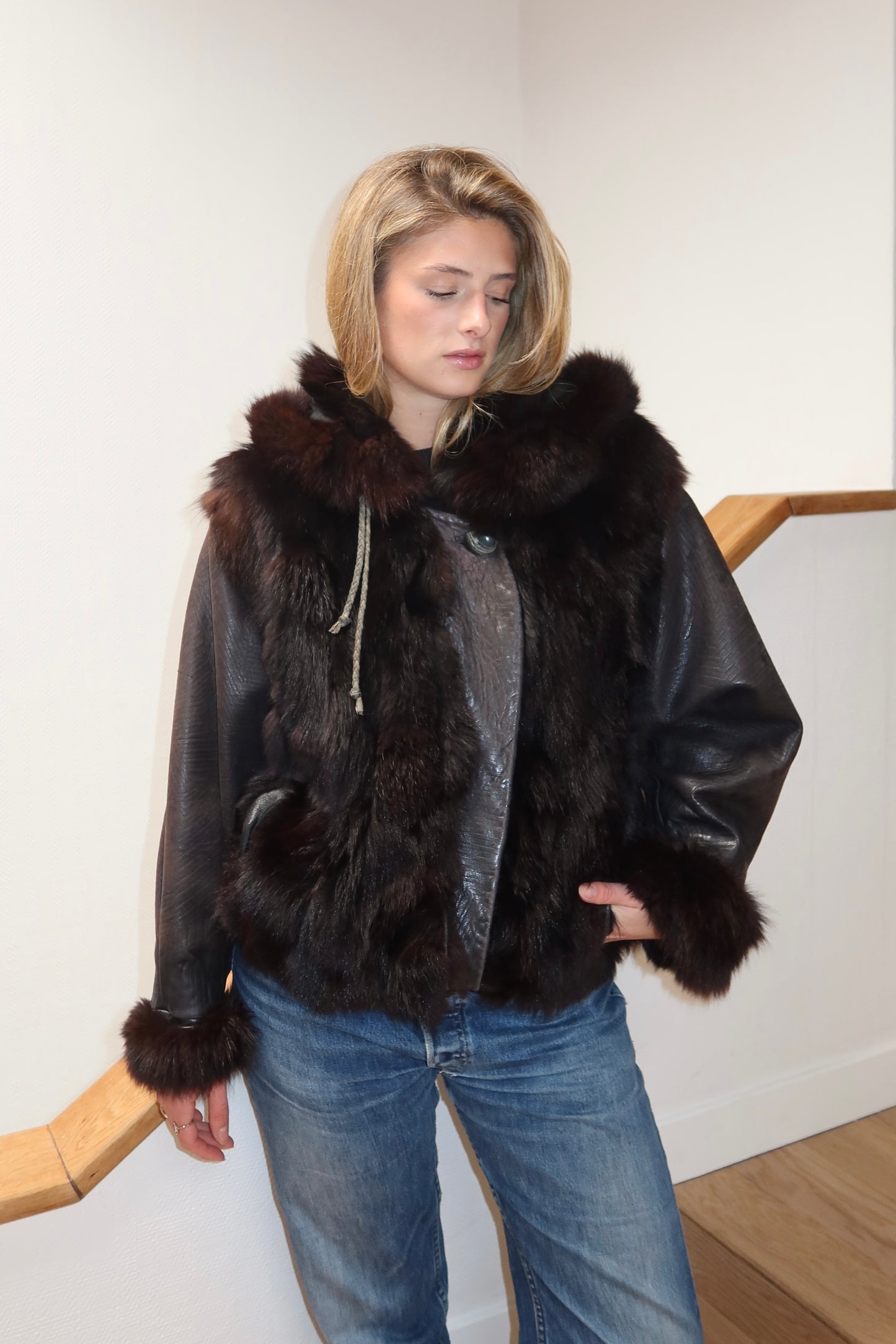 Veste en fourrure et cuir marron à capuche