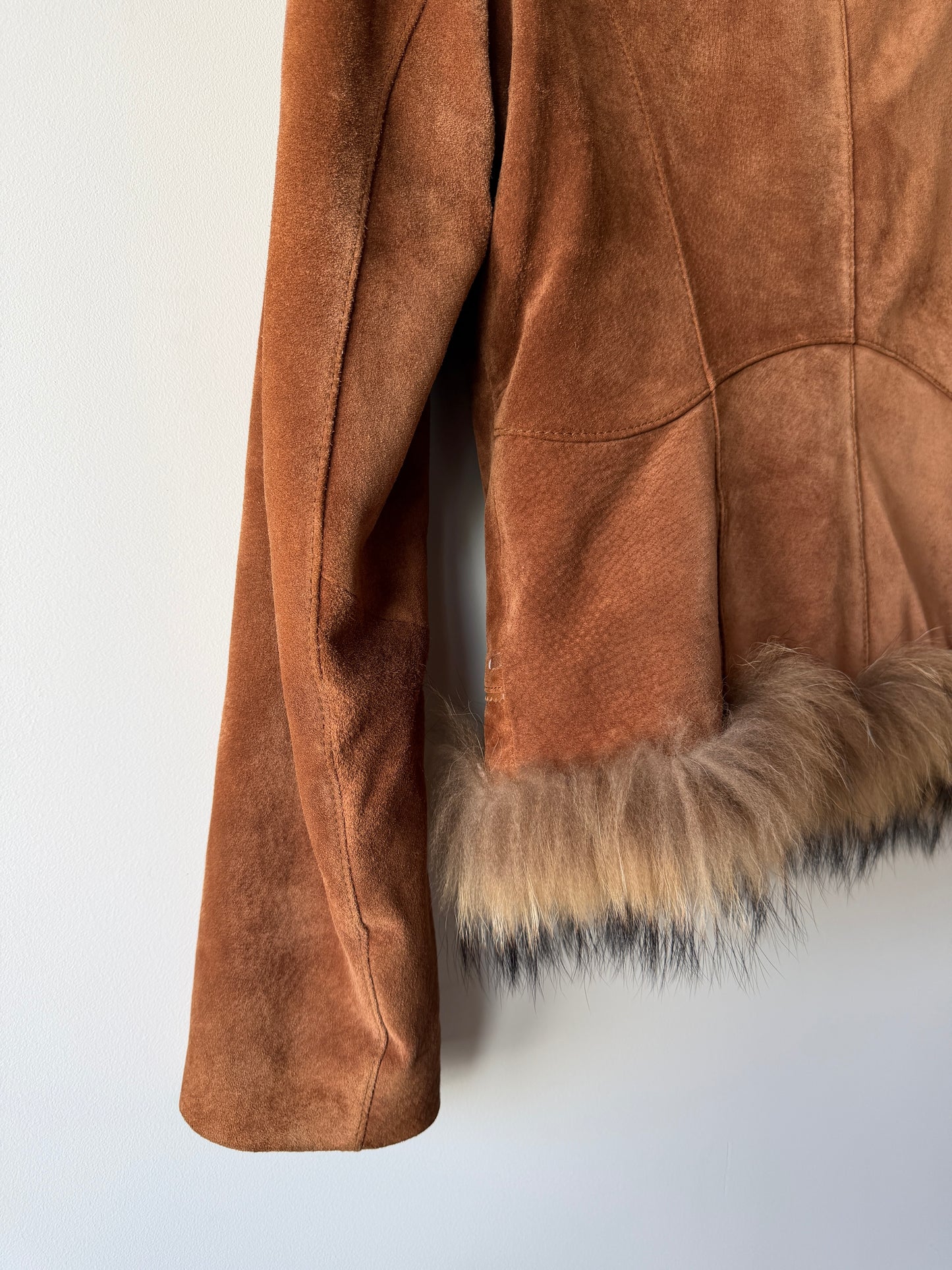 Veste en cuir marron avec bordures en fourrure beige