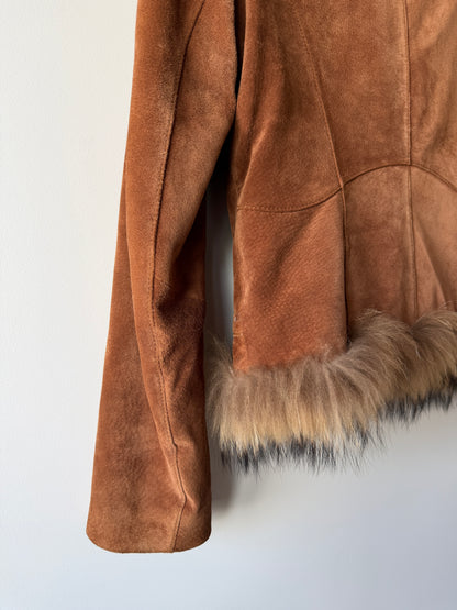 Veste en cuir marron avec bordures en fourrure beige