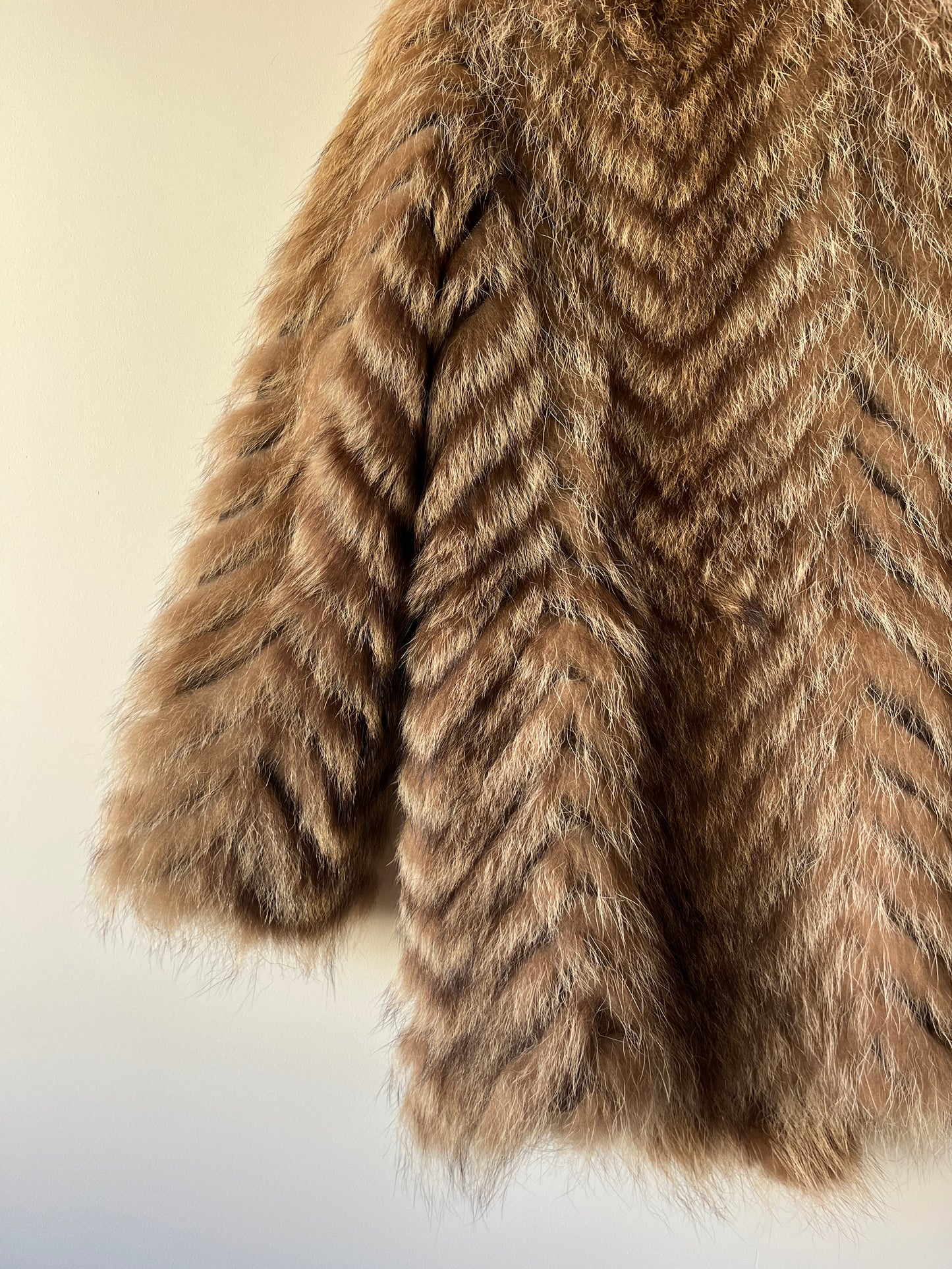 Manteau en fourrure galonné marron