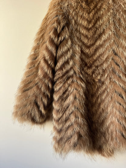 Manteau en fourrure galonné marron