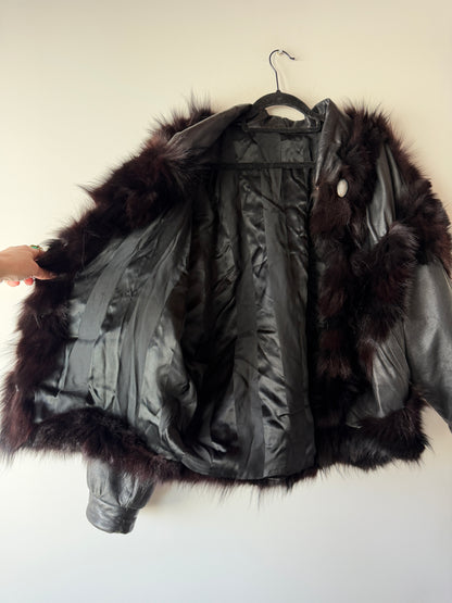 Veste en cuir et fourrure à manches chauve-souris