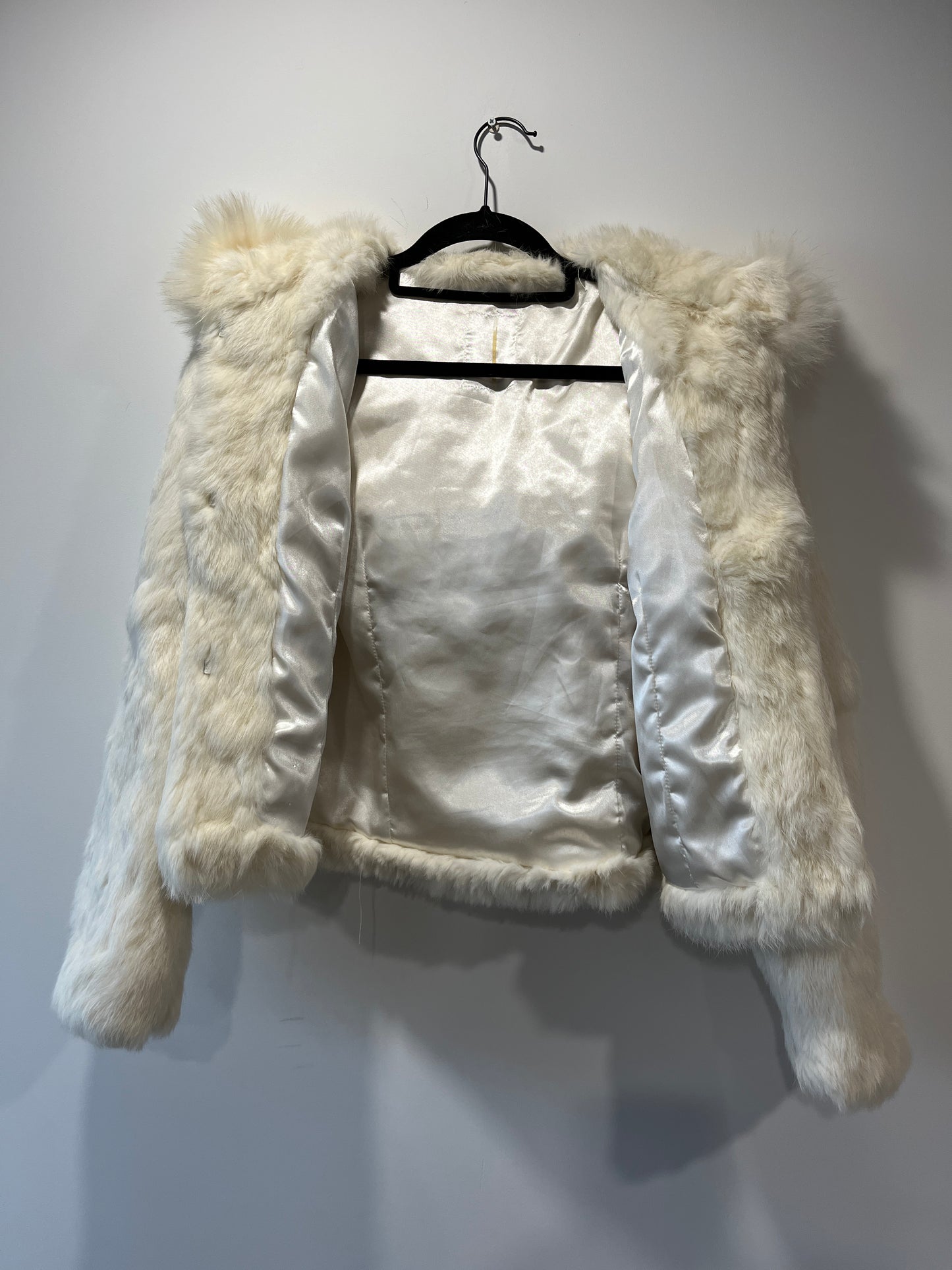 Veste à capuche courte en fourrure blanche