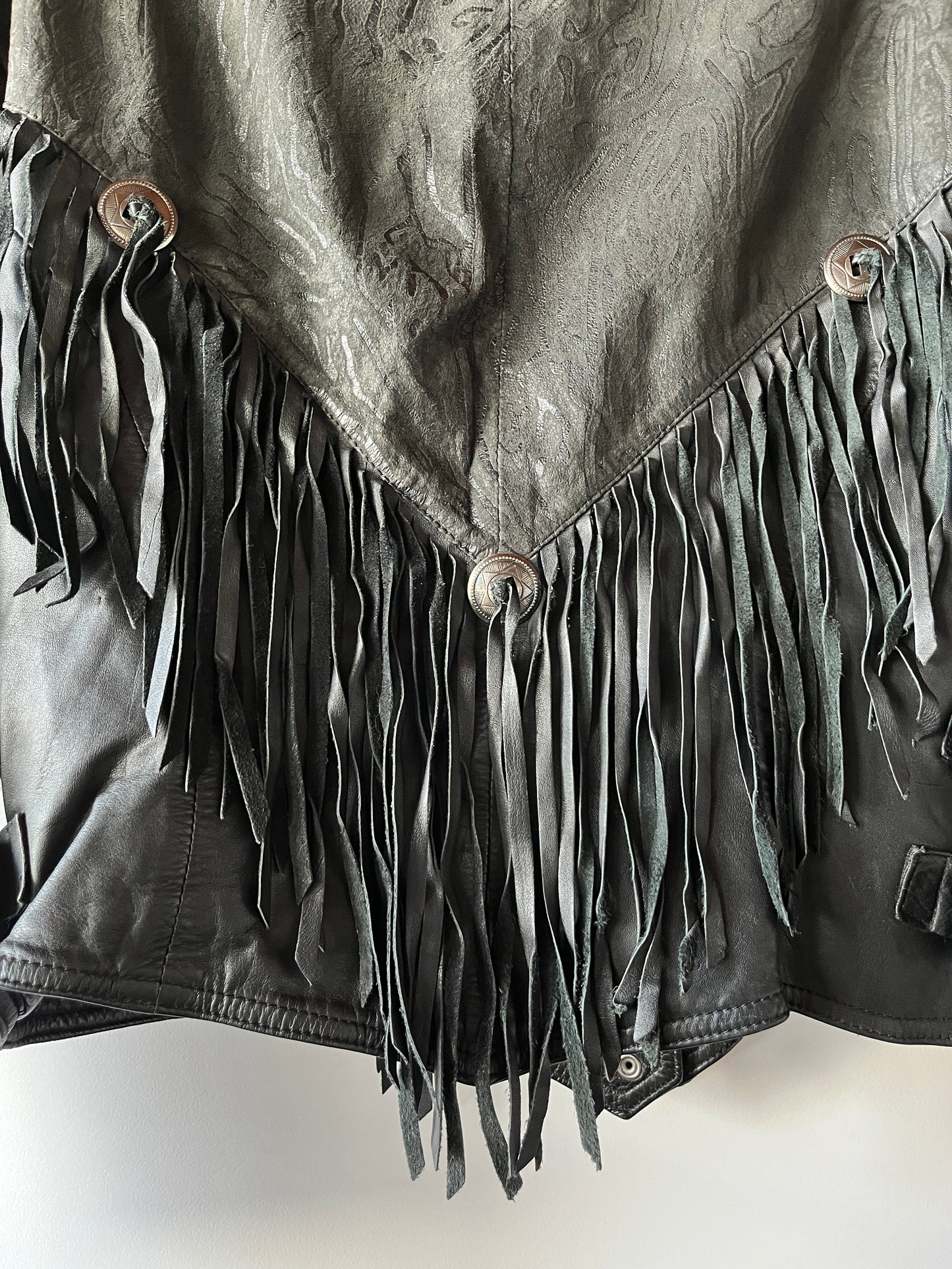 Veste en cuir noire à franges