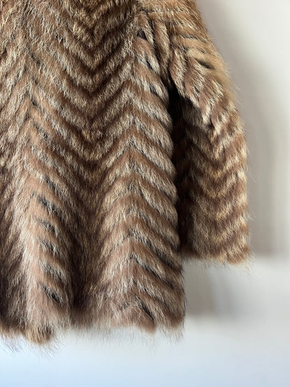 Manteau en fourrure galonné marron