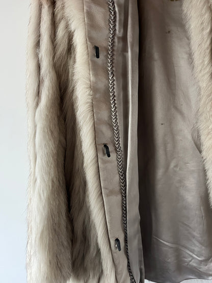 Manteau en fourrure galonné blanc