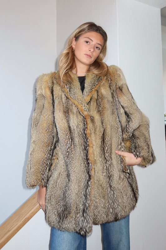 Manteau en fourrure grise, fauve et beige