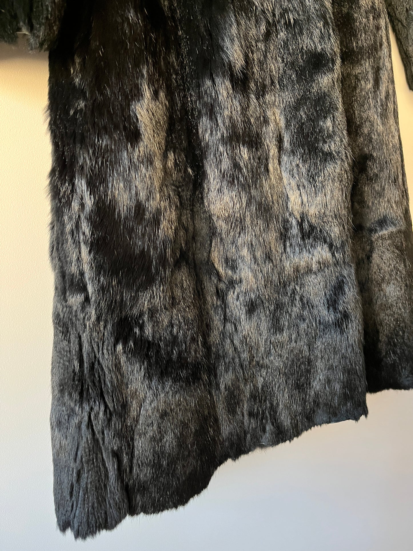 Manteau long noir en fourrure