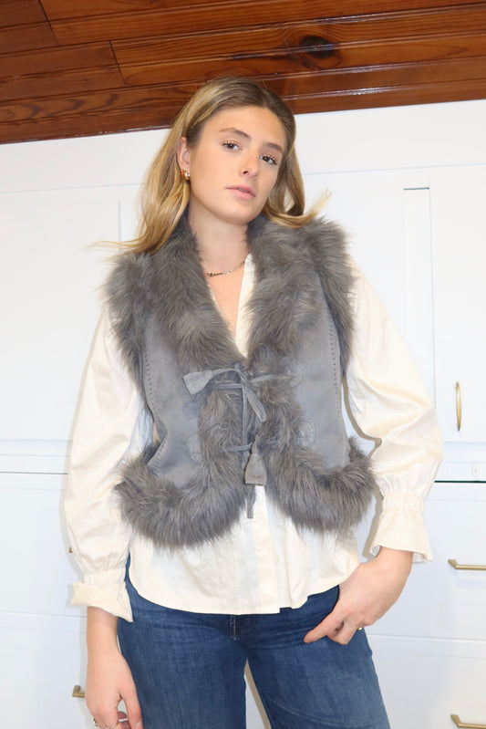 Gilet gris avec bordures en fausse fourrure