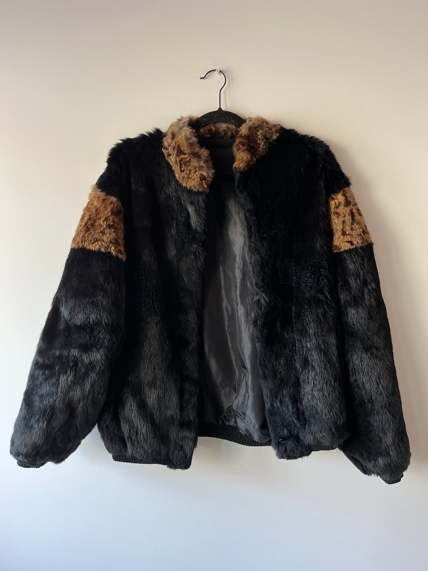 Veste en fourrure noire et léopard