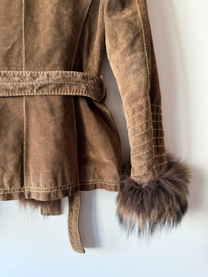 Veste en cuir marron avec bordures en fourrure