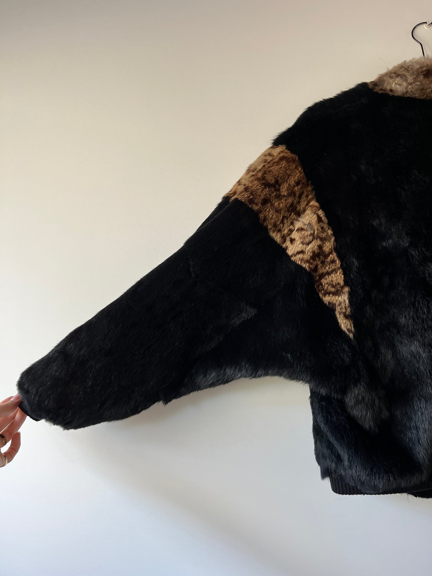 Veste en fourrure noire et léopard