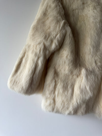 Veste en fourrure blanche et col gris