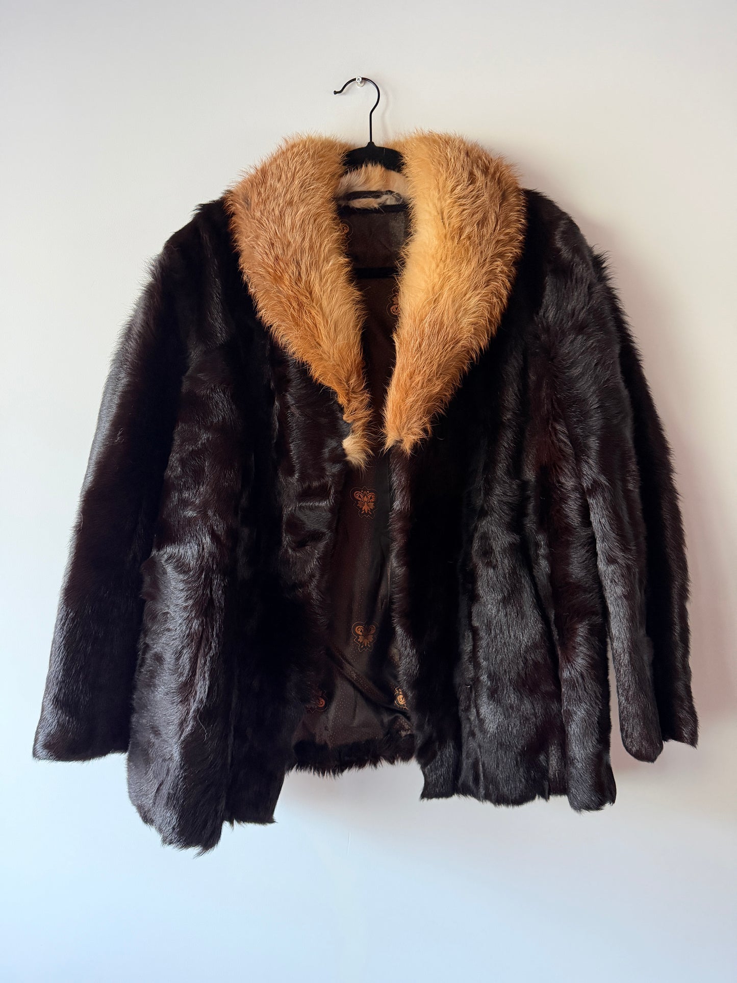 Manteau en fourrure marron et col roux