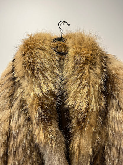 Manteau en fourrure fauve volumineuse