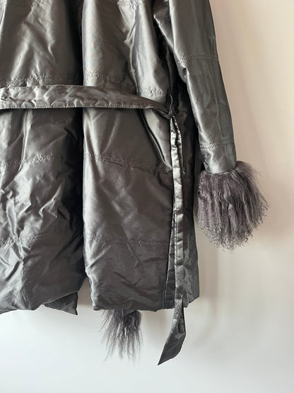 Manteau mi-long gris avec bordures en fourrure