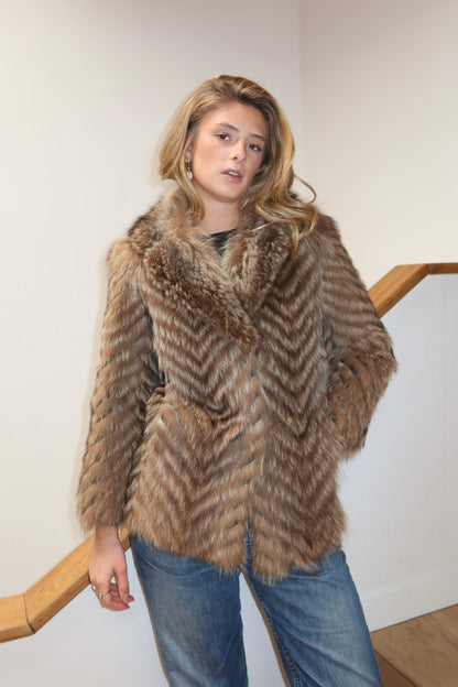 Manteau en fourrure galonné marron