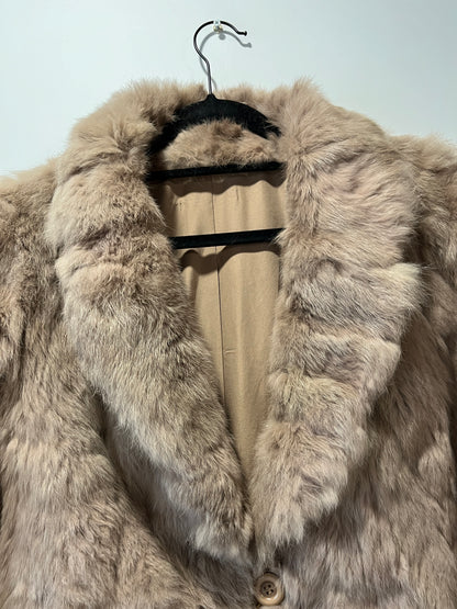 Veste courte en fourrure taupe