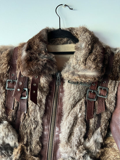 Veste courte en fourrure et cuir à boucles