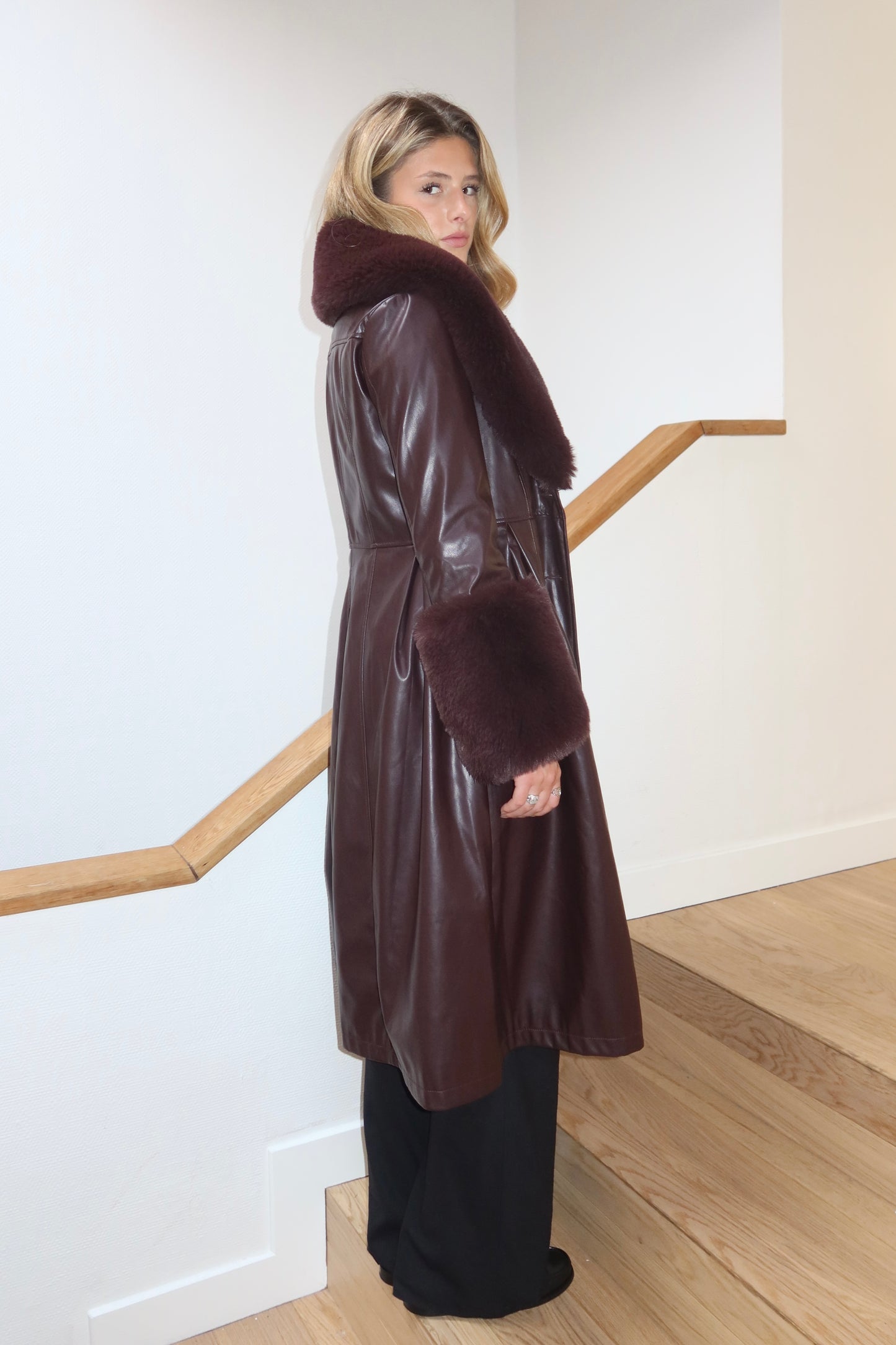 Manteau en simili cuir bordeaux et bordures en fausse fourrure