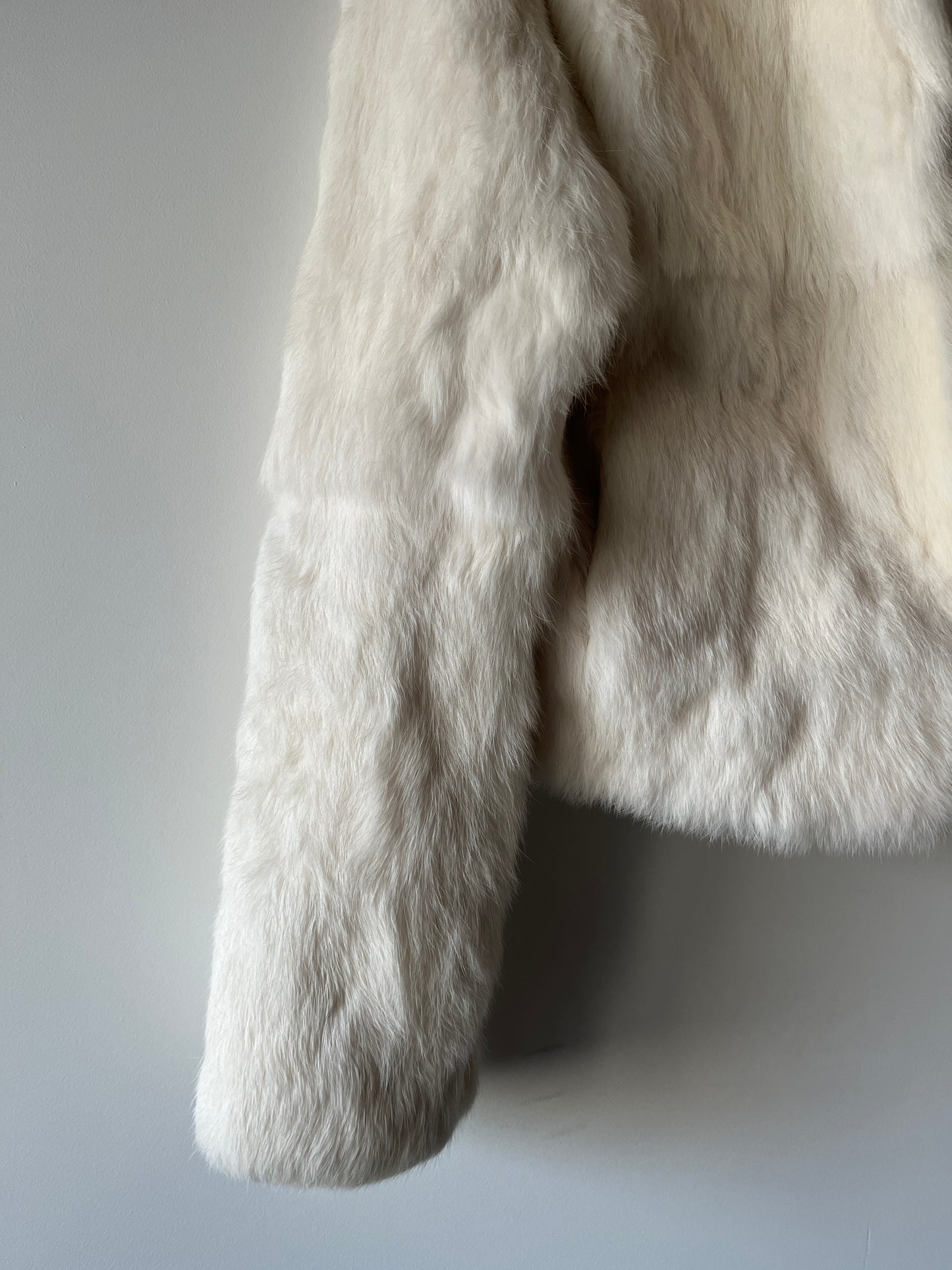 Veste à capuche courte en fourrure blanche