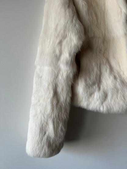 Veste à capuche courte en fourrure blanche