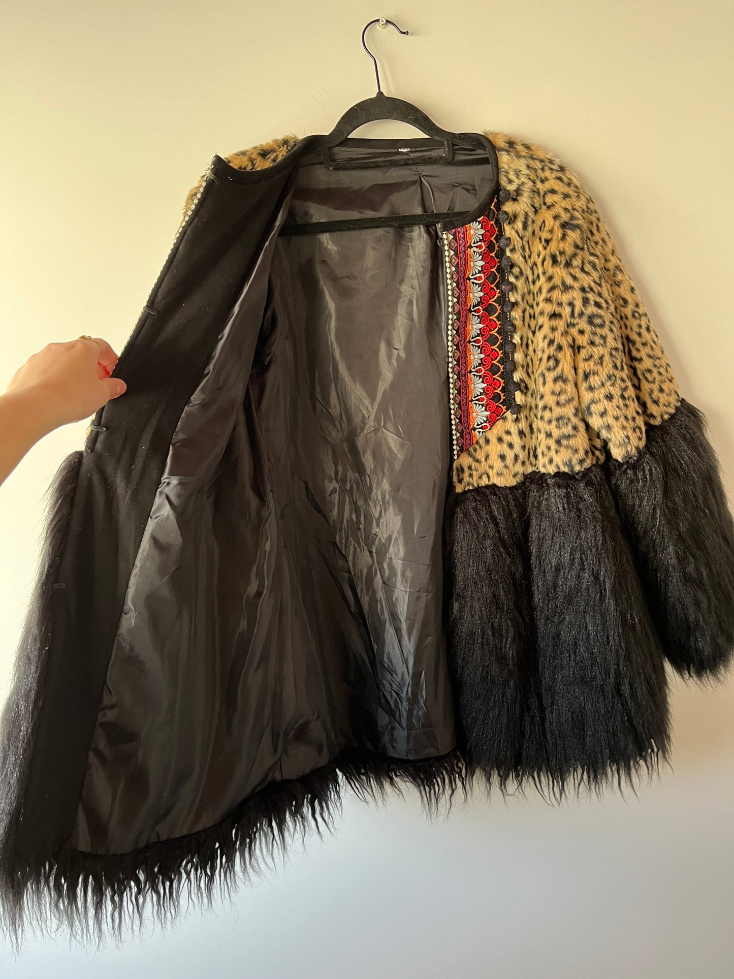 Veste bi-matière léopard brodé et fausse fourrure