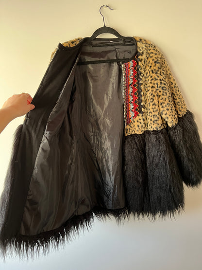 Veste bi-matière léopard brodé et fausse fourrure