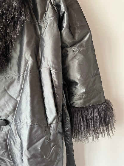 Manteau mi-long gris avec bordures en fourrure