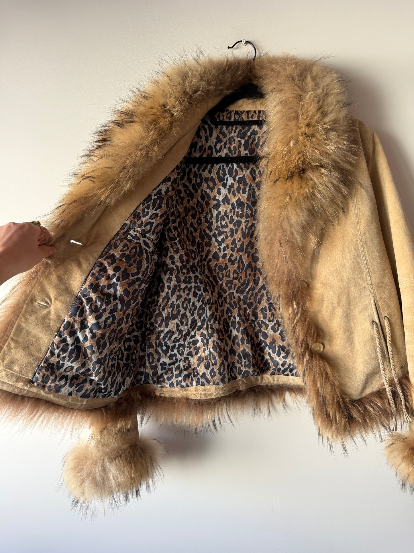 Veste en cuir avec bordures en fourrure beige