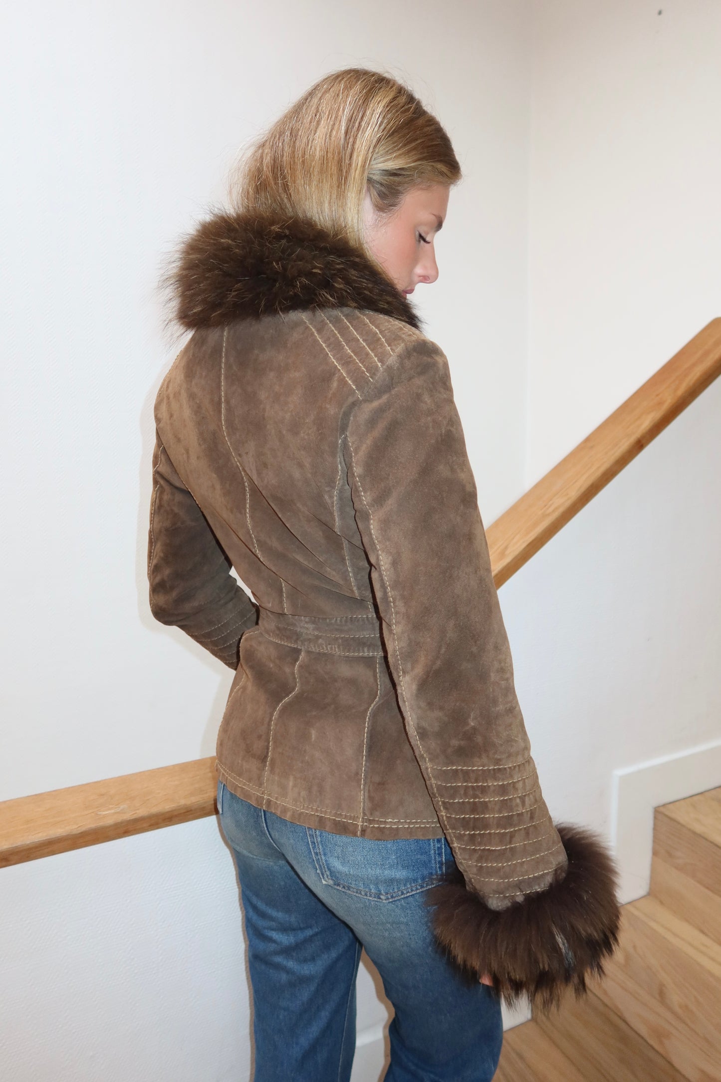 Veste en cuir marron avec bordures en fourrure