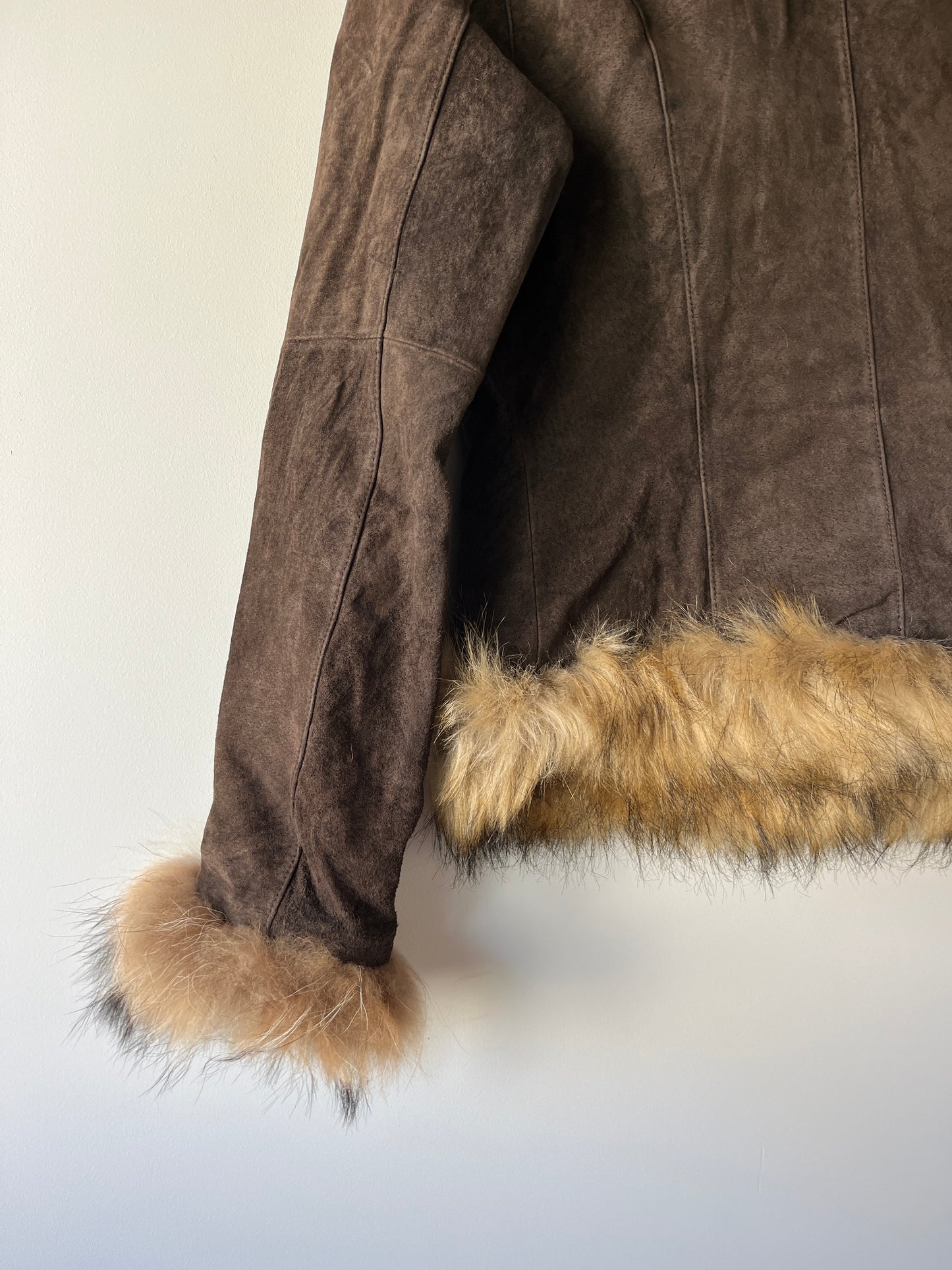 Veste en cuir avec bordures en fourrure